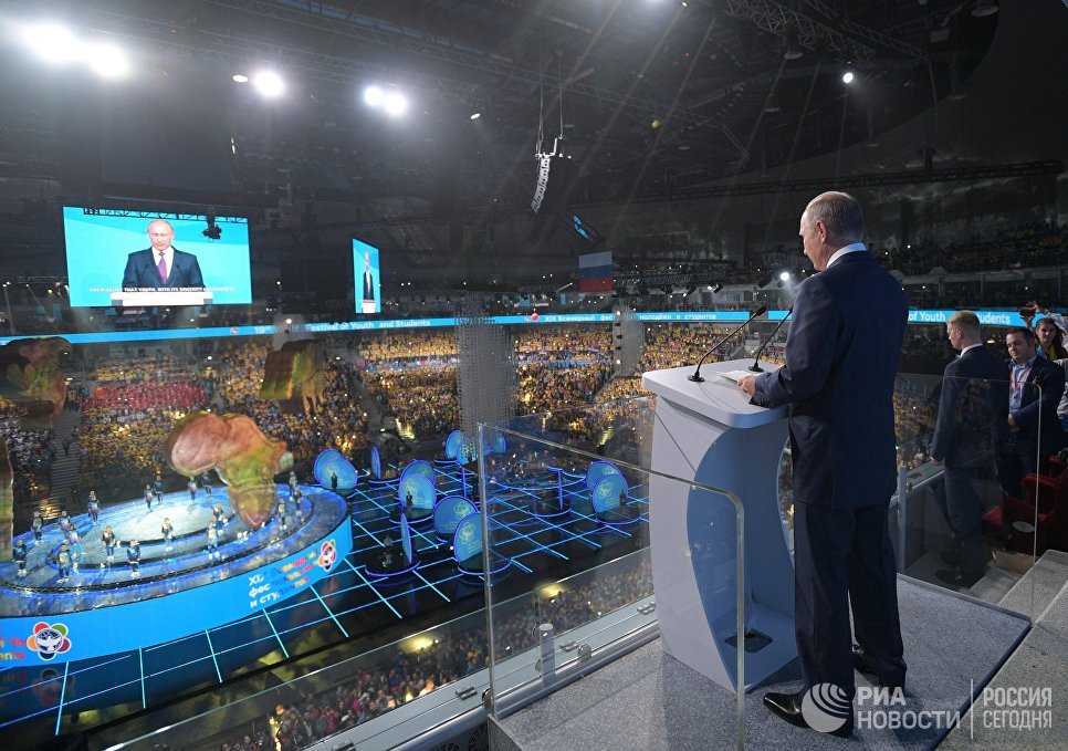 Президент РФ Владимир Путин выступает на торжественной церемонии открытия XIX Всемирного фестиваля молодежи и студентов в Сочи. 15 октября 2017 Президент РФ Владимир Путин выступает на торжественной церемонии открытия XIX Всемирного фестиваля молодежи и студентов в Сочи. 15 октября 2017
