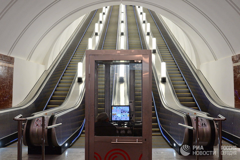 Новые эскалаторы на станции метро Фрунзенская, открывшейся после реконструкции Новые эскалаторы на станции метро Фрунзенская, открывшейся после реконструкции