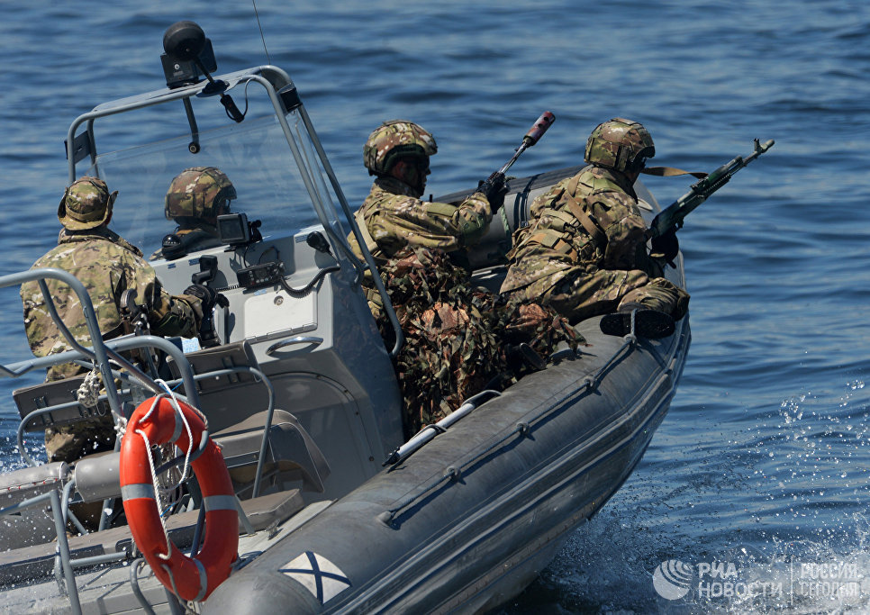 Морской спецназ на генеральной репетиции парада кораблей и военно-спортивного праздника, посвященных Дню Военно-морского флота России, во Владивостоке Морской спецназ на генеральной репетиции парада кораблей и военно-спортивного праздника, посвященных Дню Военно-морского флота России, во Владивостоке
