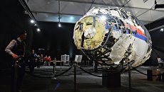 Представление доклада об обстоятельствах крушения лайнера Boeing 777 Malaysia Airlines (рейс MH17) на востоке Украины 17 июля 2014 года на военной базе Гилзе-Рейен в Нидерландах. Архивное фото Представление доклада об обстоятельствах крушения лайнера Boeing 777 Malaysia Airlines (рейс MH17) на востоке Украины 17 июля 2014 года на военной базе Гилзе-Рейен в Нидерландах. Архивное фото