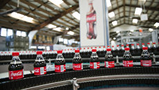 Производство напитка Coca-Cola. Архивное фото Производство напитка Coca-Cola. Архивное фото