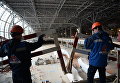 Рабочие на территории строительства нового терминала аэропорта Домодедово Рабочие на территории строительства нового терминала аэропорта Домодедово