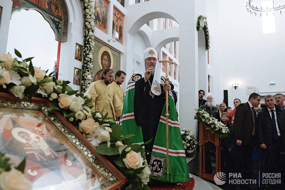 Патриарх Московский и всея Руси Кирилл во время служения чина Великого освящения храма преподобного Сергия Радонежского на Ходынском поле Патриарх Московский и всея Руси Кирилл во время служения чина Великого освящения храма преподобного Сергия Радонежского на Ходынском поле