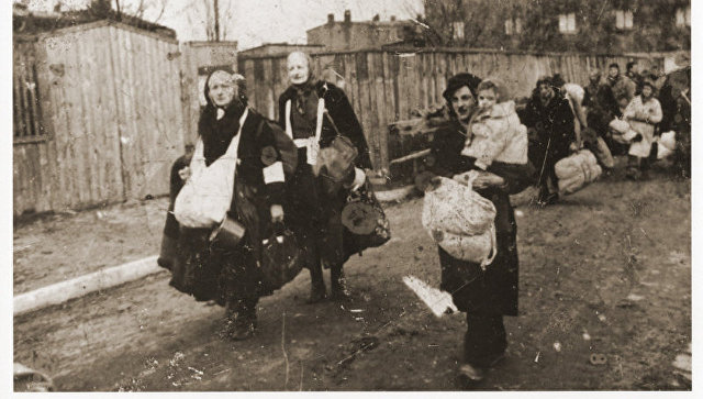 Люди в Лодзинском гетто в Польше перед депортацией в концентрационный лагерь Хелмно. 1942