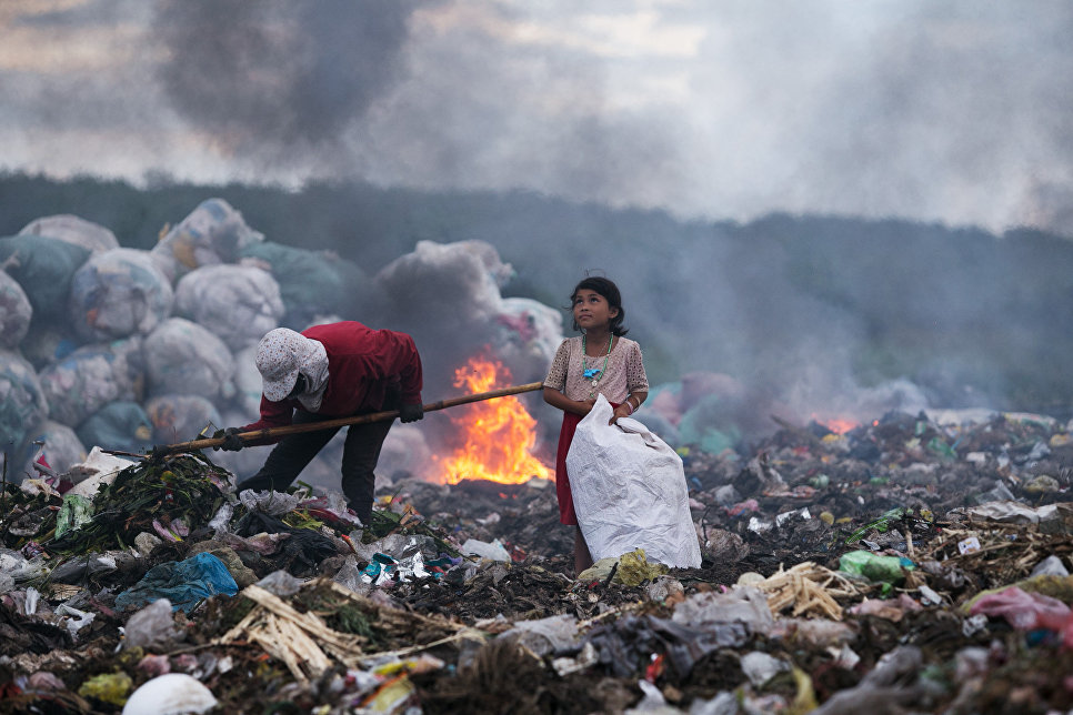 Quoc Nguyen Linh Vinh. The hopeful eyes of the girl making a living by rubbish Quoc Nguyen Linh Vinh. The hopeful eyes of the girl making a living by rubbish