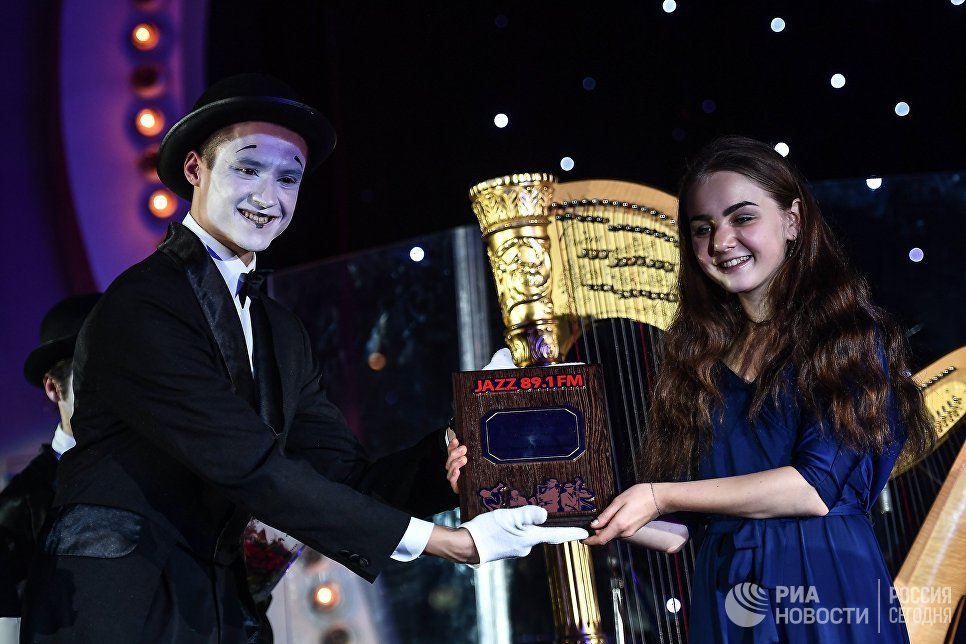 Музыкант Анастасия Волкомурова получает премию радио JAZZ 89.1 FM Все цвета джаза - 2017 в номинации Открытие года Музыкант Анастасия Волкомурова получает премию радио JAZZ 89.1 FM Все цвета джаза - 2017 в номинации Открытие года