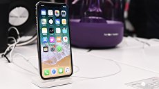 Новый смартфон iPhone X во время старта продаж в магазине re:Store на Тверской улице в Москве. 3 ноября 2017 Новый смартфон iPhone X во время старта продаж в магазине re:Store на Тверской улице в Москве. 3 ноября 2017
