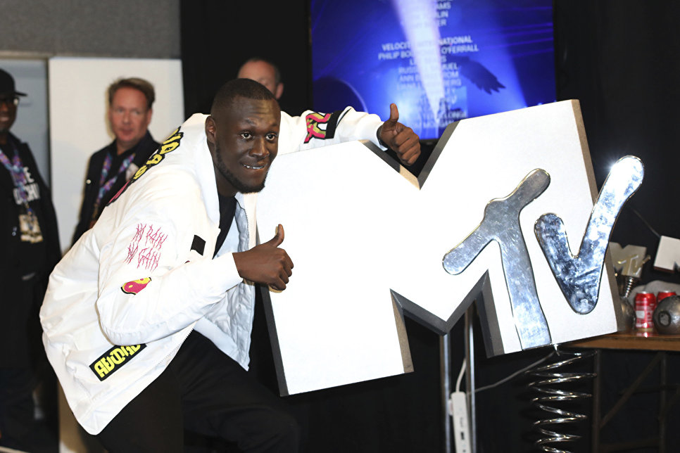 Stormzy позирует за кулисами во время MTV Europe Music Awards Stormzy позирует за кулисами во время MTV Europe Music Awards