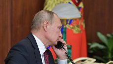 Президент РФ Владимир Путин во время телефонного разговора. Архивное фото Президент РФ Владимир Путин во время телефонного разговора. Архивное фото