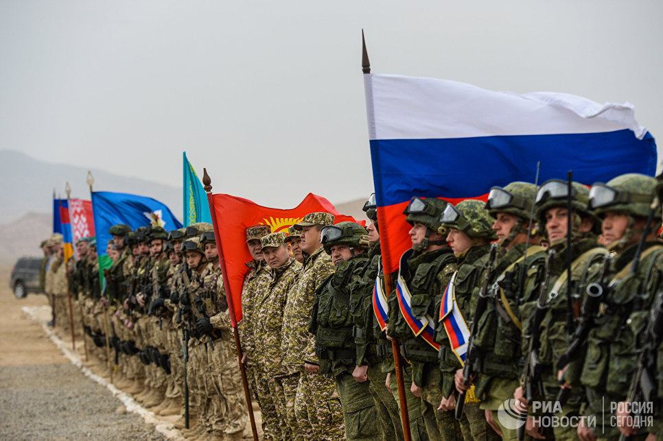 Военнослужащие на церемонии открытия совместных антитеррористических учений КСБР государств-членов ОДКБ на полигоне Харбмайдон в Таджикистане Военнослужащие на церемонии открытия совместных антитеррористических учений КСБР государств-членов ОДКБ на полигоне Харбмайдон в Таджикистане