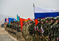 Военнослужащие на церемонии открытия совместных антитеррористических учений КСБР государств-членов ОДКБ на полигоне Харбмайдон в Таджикистане Военнослужащие на церемонии открытия совместных антитеррористических учений КСБР государств-членов ОДКБ на полигоне Харбмайдон в Таджикистане