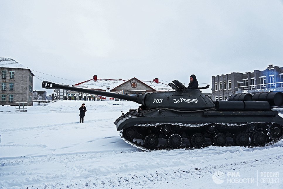 Тяжелый танк ИС-3 на показательном выезде взвода исторической бронетехники в Мурманске Тяжелый танк ИС-3 на показательном выезде взвода исторической бронетехники в Мурманске