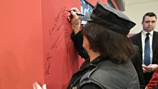 Художник и скульптор Михаил Шемякин рисует скетч на выставке Великая русская революция Художник и скульптор Михаил Шемякин рисует скетч на выставке Великая русская революция