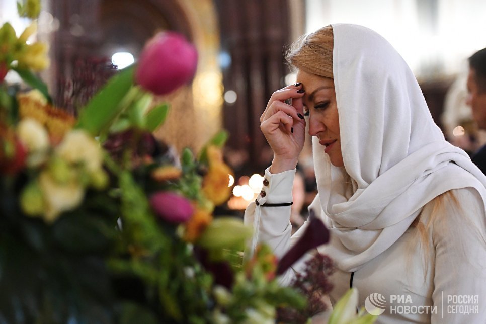 Прихожанка во время литургии в храме Христа Спасителя Прихожанка во время литургии в храме Христа Спасителя