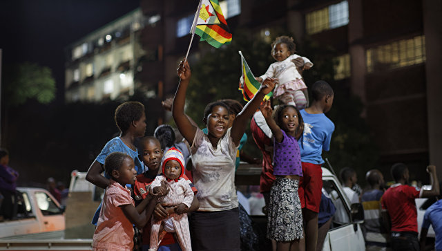 В Зимбабве впервые после ухода Мугабе открылись избирательные участки