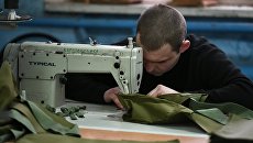 Заключенный исправительной колонии общего режима №2 во Владимирской области во время работы. Архивное фото Заключенный исправительной колонии общего режима №2 во Владимирской области во время работы. Архивное фото