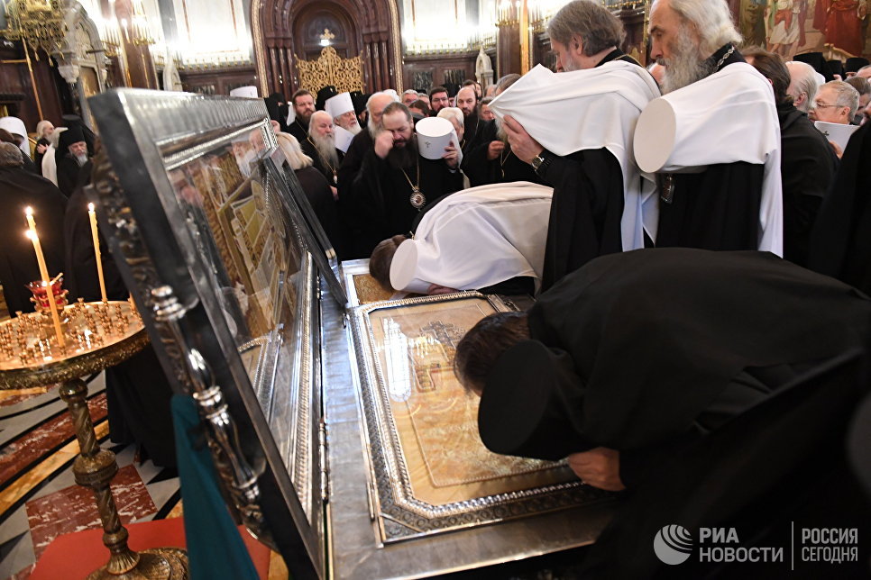 Православные архиереи у раки с мощами святителя Московского Тихона во время торжественного молебна по случаю начала Архиерейского собора Русской православной церкви. 29 ноября 2017 Православные архиереи у раки с мощами святителя Московского Тихона во время торжественного молебна по случаю начала Архиерейского собора Русской православной церкви. 29 ноября 2017