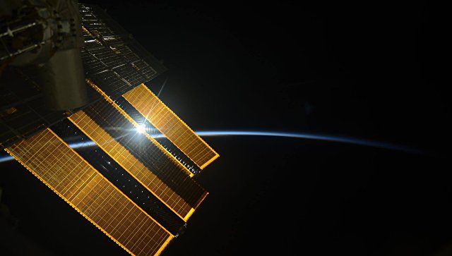 Рассвет на Международной космической станции. архивное фото