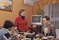 Герои сериала Теория большого взрыва во время традиционного застолья Герои сериала Теория большого взрыва во время традиционного застолья