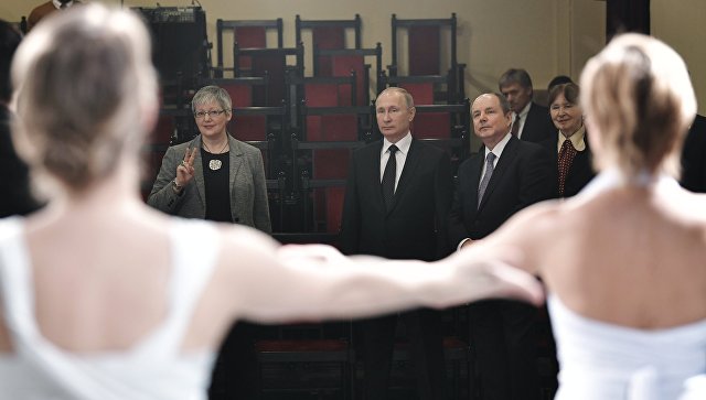 Владимир Путин посетил Российскую государственную специализированную академию искусств