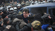 Михаил Саакашвили во время столкновений его сторонников с полицией в Киеве. 5 декабря 2017 Михаил Саакашвили во время столкновений его сторонников с полицией в Киеве. 5 декабря 2017