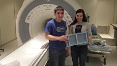 Физики из Университета ИТМО держат в руках метаматериал, улучшающий работу МРТ Физики из Университета ИТМО держат в руках метаматериал, улучшающий работу МРТ
