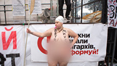 Активистка Femen во время акции у здания Верховной рады Украины в Киеве Активистка Femen во время акции у здания Верховной рады Украины в Киеве