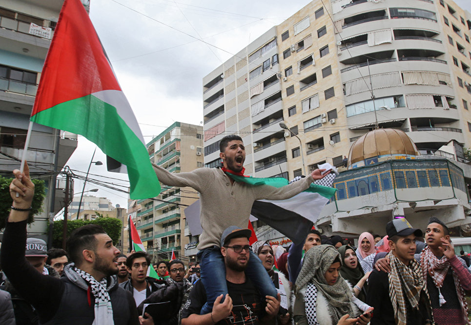 Палестинские студенты во время протеста против решения Дональда Трампа признать Иерусалим столицей Израиля в Сайде, Ливан. 7 декабря 2017