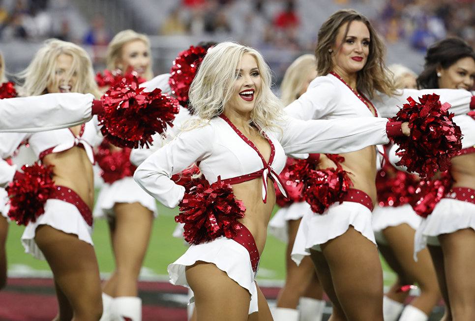 Девушки из группы поддержки Arizona Cardinals в перерыве игры Национальной футбольной лиги между командами Los Angeles Rams и Arizona Cardinals Девушки из группы поддержки Arizona Cardinals в перерыве игры Национальной футбольной лиги между командами Los Angeles Rams и Arizona Cardinals