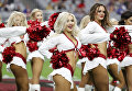 Девушки из группы поддержки Arizona Cardinals в перерыве игры Национальной футбольной лиги между командами Los Angeles Rams и Arizona Cardinals Девушки из группы поддержки Arizona Cardinals в перерыве игры Национальной футбольной лиги между командами Los Angeles Rams и Arizona Cardinals