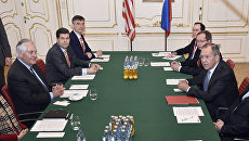 Госсекретарь США Рекс Тиллерсон и министр иностранных дел РФ Сергей Лавров на встрече министров иностранных дел ОБСЕ в Вене. 7 декабря 2017 Госсекретарь США Рекс Тиллерсон и министр иностранных дел РФ Сергей Лавров на встрече министров иностранных дел ОБСЕ в Вене. 7 декабря 2017