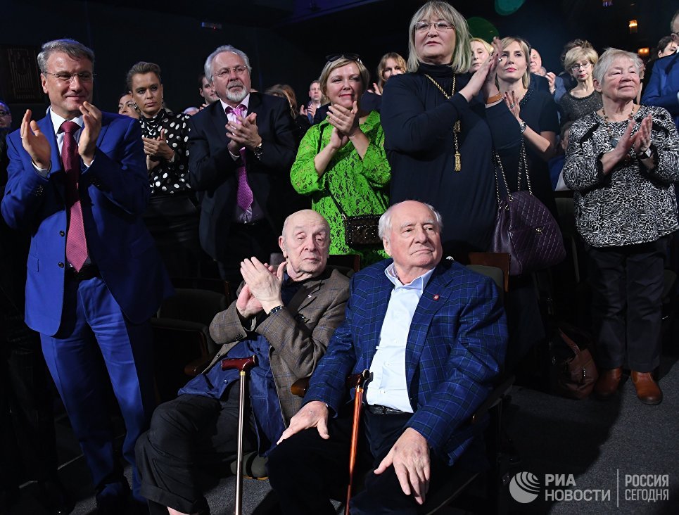 Председатель правления Сбербанка России Герман Греф, народный артист СССР Леонид Броневой и художественный руководитель театра Ленком Марк Захаров на юбилейном вечере, посвященном 90-летию Московского государственного театра Ленком. 31 января 2017 Председатель правления Сбербанка России Герман Греф, народный артист СССР Леонид Броневой и художественный руководитель театра Ленком Марк Захаров на юбилейном вечере, посвященном 90-летию Московского государственного театра Ленком. 31 января 2017