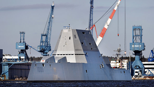 Американский эсминец USS Michael Monsoor типа Zumwalt, направляющийся в море для испытаний. 4 декабря 2017