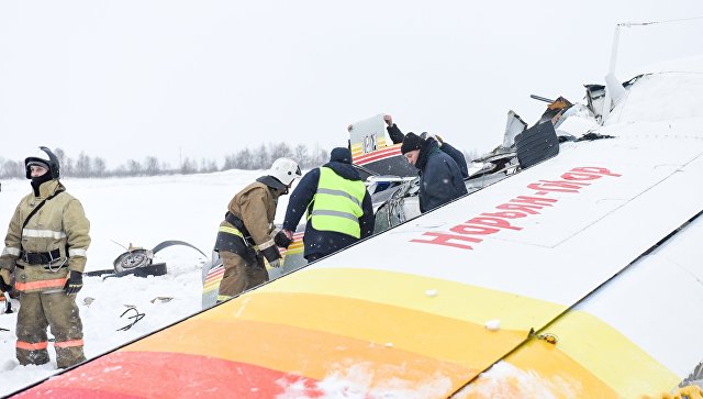Сотрудники МЧС на месте падения самолёта Ан-2 в аэропорту Нарьян-Мара
