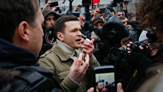 Российский оппозиционер Илья Яшин выступает во время несанкционированного митинга в Москве. 24 декабря 2017 Российский оппозиционер Илья Яшин выступает во время несанкционированного митинга в Москве. 24 декабря 2017