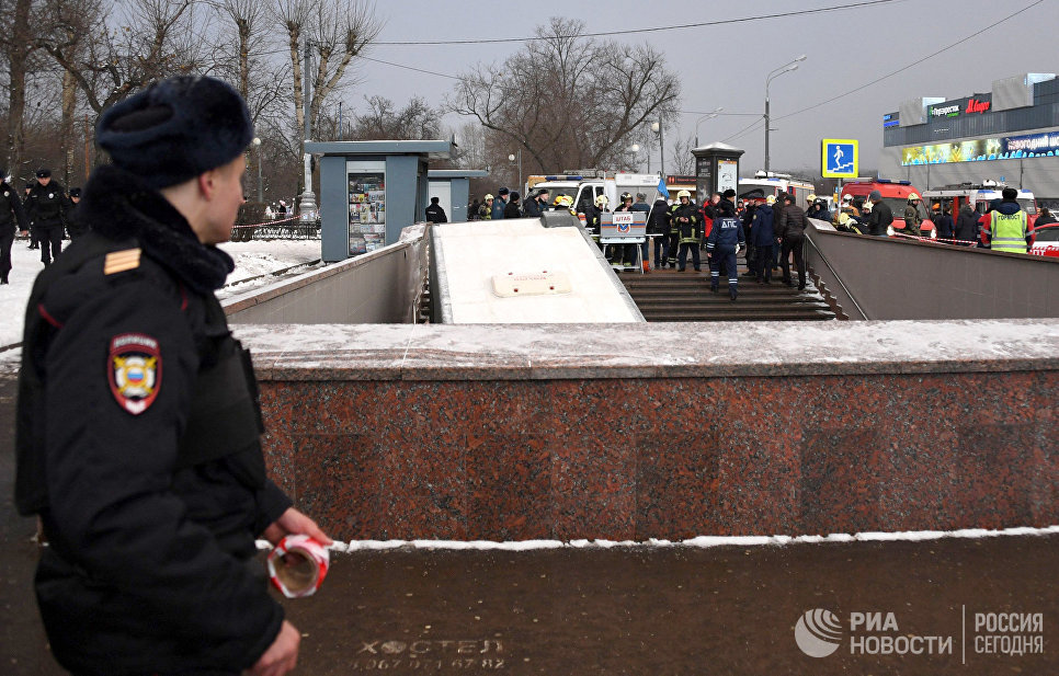 Автобус въехал в подземный переход на станции метро Славянский бульвар в Москве