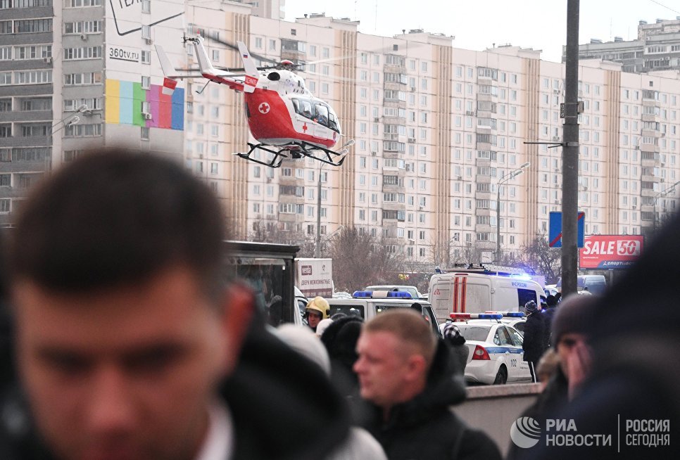 Вертолет экстренной медицинской помощи на месте происшествия, где автобус въехал в подземный переход у станции метро Славянский бульвар