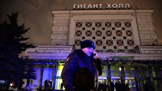 Сотрудник полиции у входа в магазин Перекресток в Санкт-Петербурге, где произошел взрыв. 27 декабря 2017 Сотрудник полиции у входа в магазин Перекресток в Санкт-Петербурге, где произошел взрыв. 27 декабря 2017