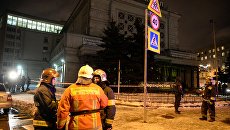 Сотрудники полиции и МЧС у входа в магазин Перекресток в Санкт-Петербурге, где произошел взрыв. 27 декабря 2017 Сотрудники полиции и МЧС у входа в магазин Перекресток в Санкт-Петербурге, где произошел взрыв. 27 декабря 2017