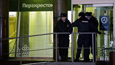 Сотрудники полиции у входа в магазин Перекресток в Санкт-Петербурге, где произошел взрыв. 27 декабря 2017 Сотрудники полиции у входа в магазин Перекресток в Санкт-Петербурге, где произошел взрыв. 27 декабря 2017