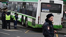 Сотрудники правоохранительных органов у пассажирского автобуса, въехавшего в остановку на Сходненской улице в Москве. 29 декабря 2017 Сотрудники правоохранительных органов у пассажирского автобуса, въехавшего в остановку на Сходненской улице в Москве. 29 декабря 2017