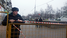 Сотрудник правоохранительных органов у пассажирского автобуса, въехавшего в остановку на Сходненской улице в Москве. 29 декабря 2017 Сотрудник правоохранительных органов у пассажирского автобуса, въехавшего в остановку на Сходненской улице в Москве. 29 декабря 2017