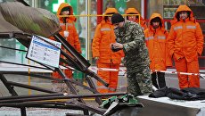 Сотрудник правоохранительных органов на месте наезда пассажирского автобуса на остановку на Сходненской улице в Москве. 29 дкабря 2017 Сотрудник правоохранительных органов на месте наезда пассажирского автобуса на остановку на Сходненской улице в Москве. 29 дкабря 2017