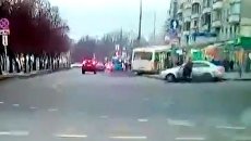 Опубликовано новое видео наезда автобуса на остановку в Москве Опубликовано новое видео наезда автобуса на остановку в Москве