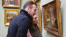 Посетители в Третьяковской галерее. Архивное фото Посетители в Третьяковской галерее. Архивное фото