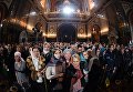 Верующие в храме Христа Спасителя в Москве во время Рождественского богослужения Верующие в храме Христа Спасителя в Москве во время Рождественского богослужения