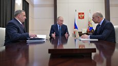 Владимир Путин, министр финансов РФ Антон Силуанов и глава МЧС Владимир Пучков во время встречи. 9 января 2018 Владимир Путин, министр финансов РФ Антон Силуанов и глава МЧС Владимир Пучков во время встречи. 9 января 2018