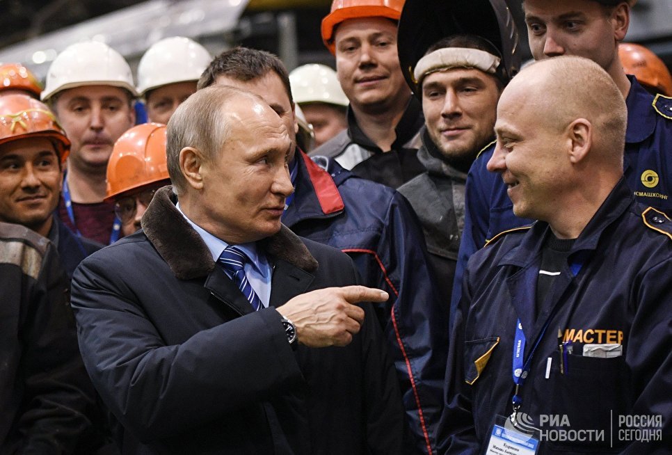Президент РФ Владимир Путин во время встречи с рабочими Тверского вагоностроительного завода. 10 января 2018 Президент РФ Владимир Путин во время встречи с рабочими Тверского вагоностроительного завода. 10 января 2018