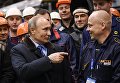 Президент РФ Владимир Путин во время встречи с рабочими Тверского вагоностроительного завода. 10 января 2018 Президент РФ Владимир Путин во время встречи с рабочими Тверского вагоностроительного завода. 10 января 2018