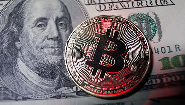Монета с логотипом криптовалюты биткоин. Архивное фото